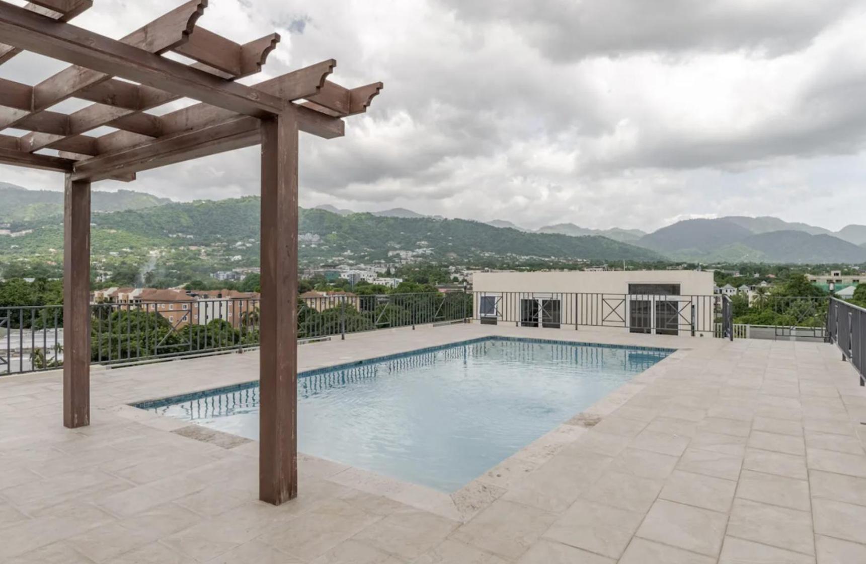 Luxe City Oasis 2Br With Rooftop Pool And Gym Kingston Luaran gambar