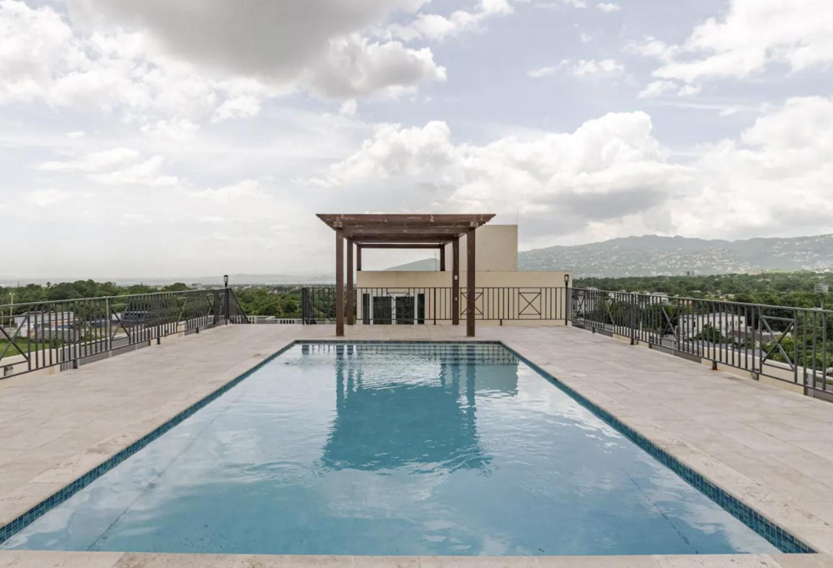Luxe City Oasis 2Br With Rooftop Pool And Gym Kingston Luaran gambar
