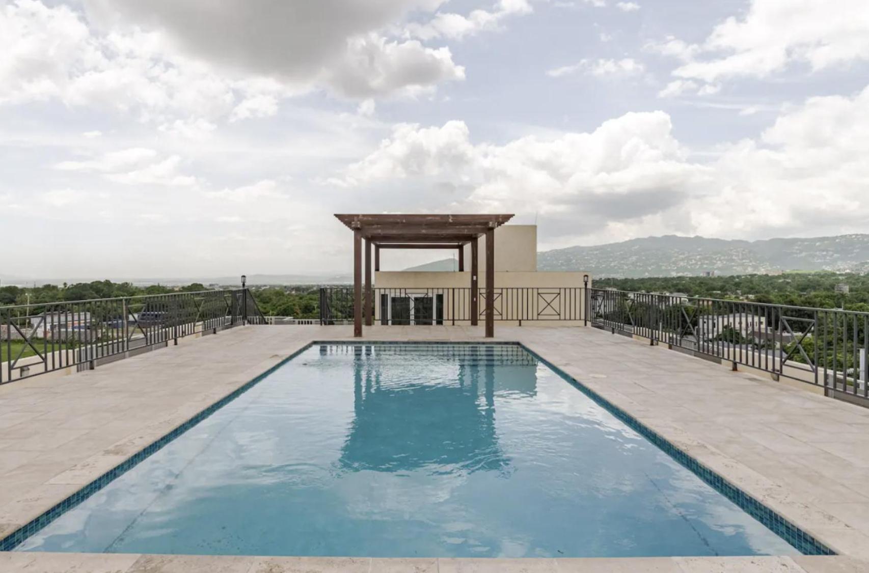 Luxe City Oasis 2Br With Rooftop Pool And Gym Kingston Luaran gambar